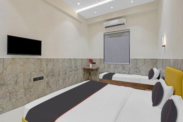 Hotel Gold Palace Inn Surate Extérieur photo