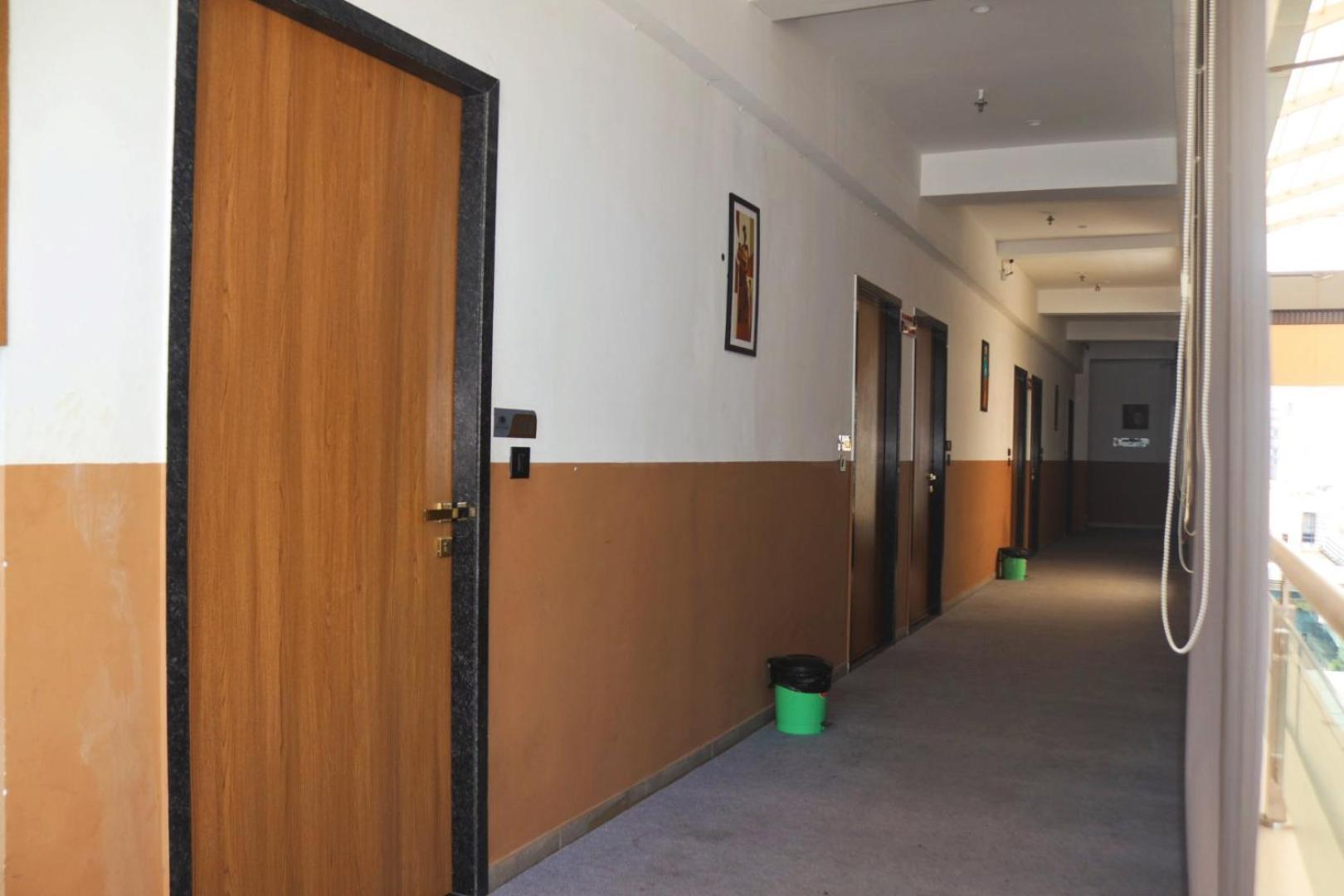 Hotel Gold Palace Inn Surate Extérieur photo