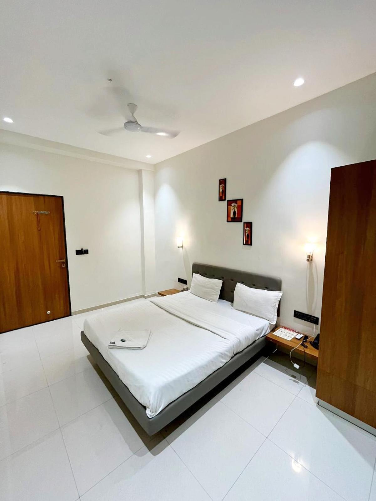 Hotel Gold Palace Inn Surate Extérieur photo