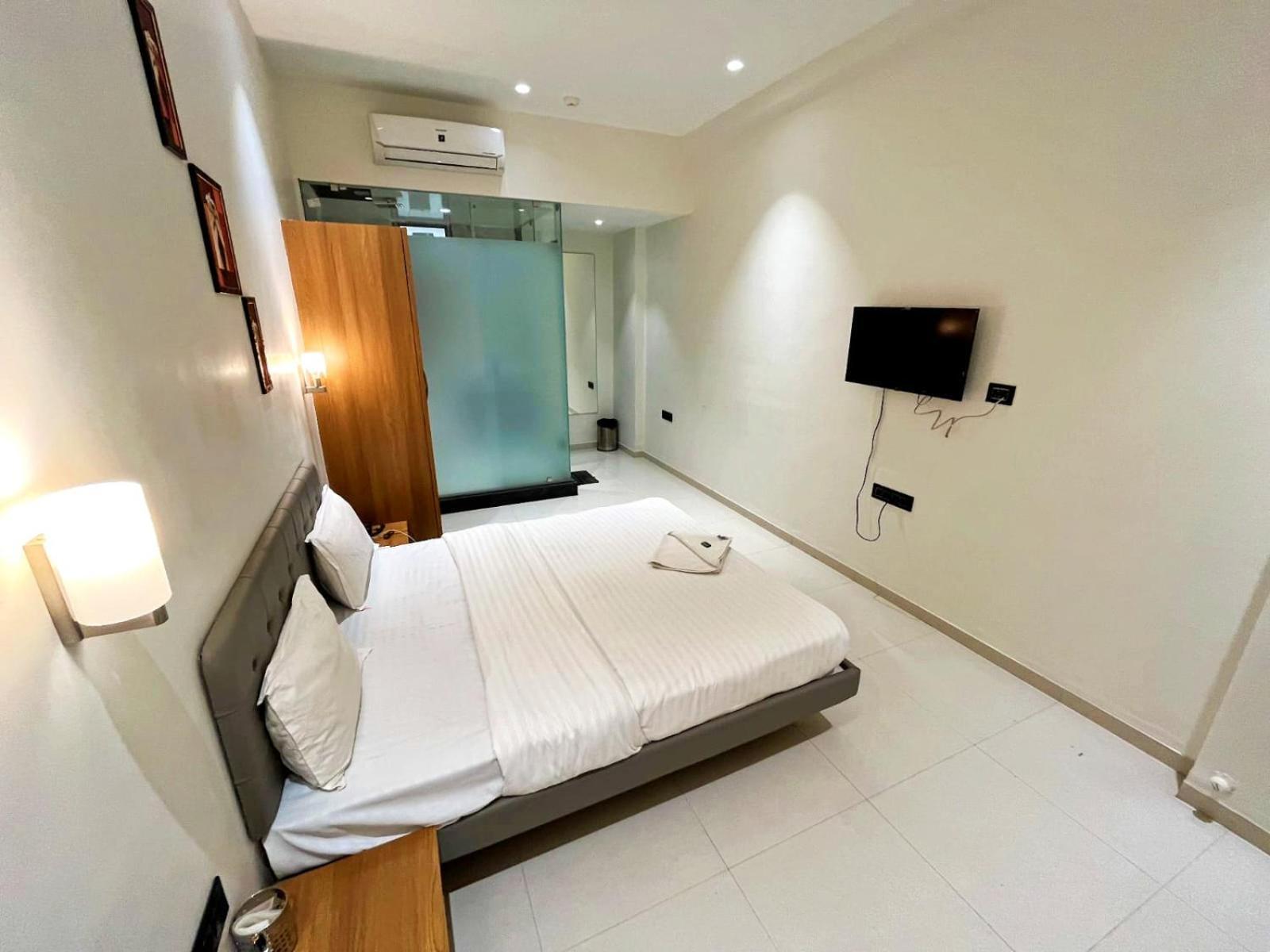 Hotel Gold Palace Inn Surate Extérieur photo
