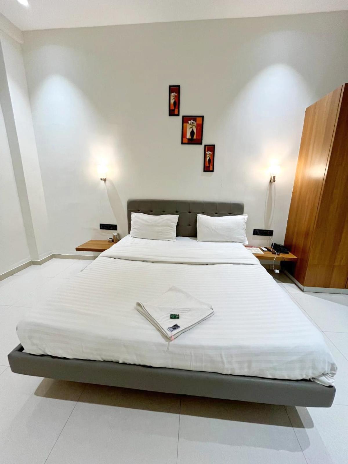 Hotel Gold Palace Inn Surate Extérieur photo