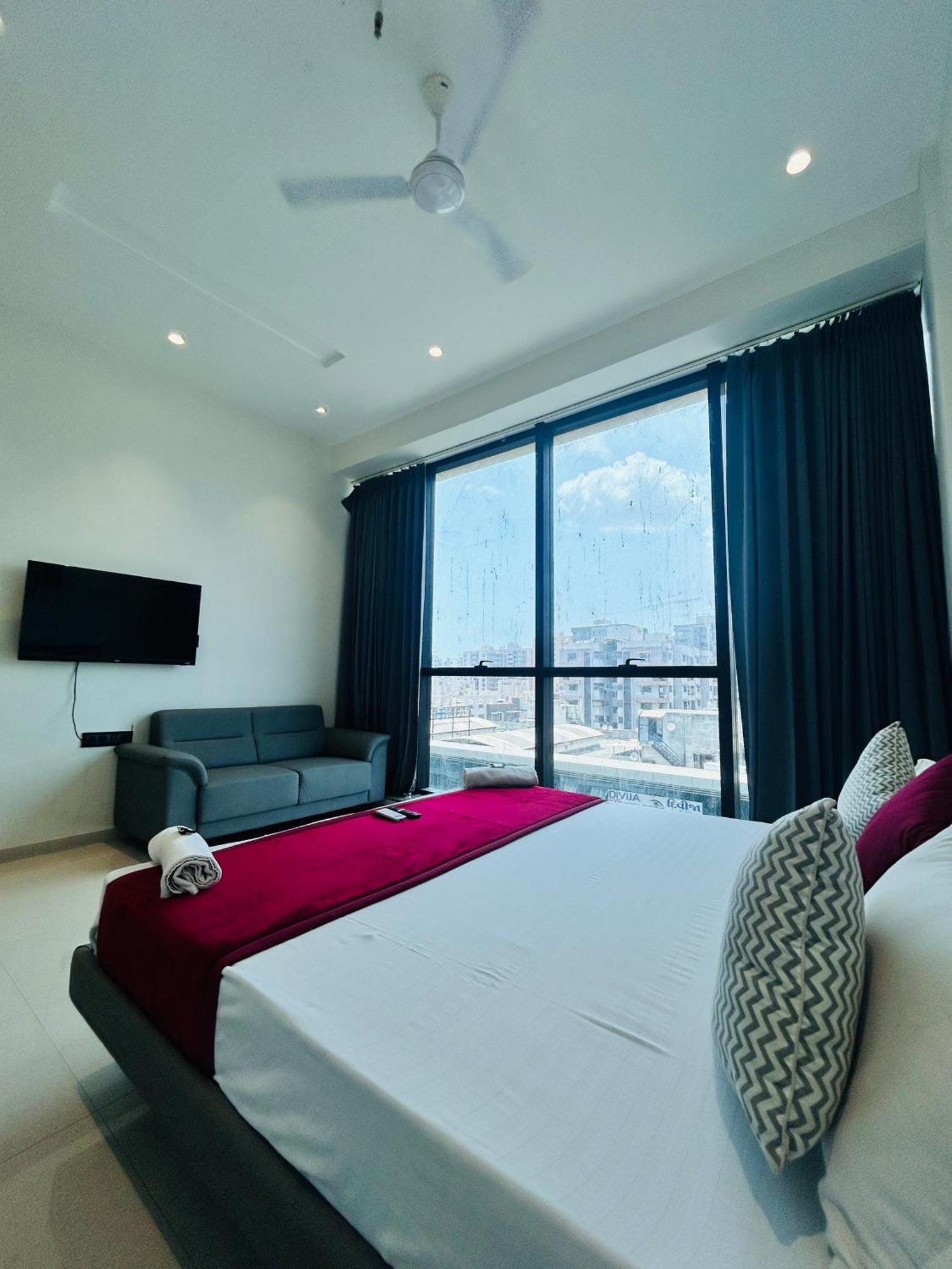 Hotel Gold Palace Inn Surate Extérieur photo