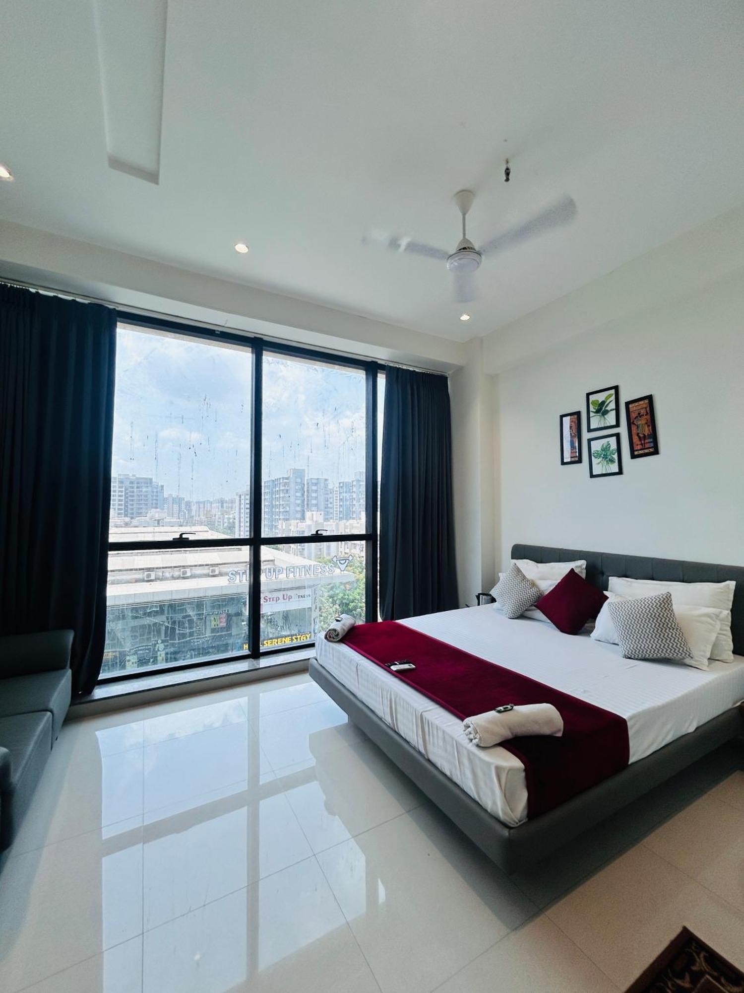 Hotel Gold Palace Inn Surate Extérieur photo