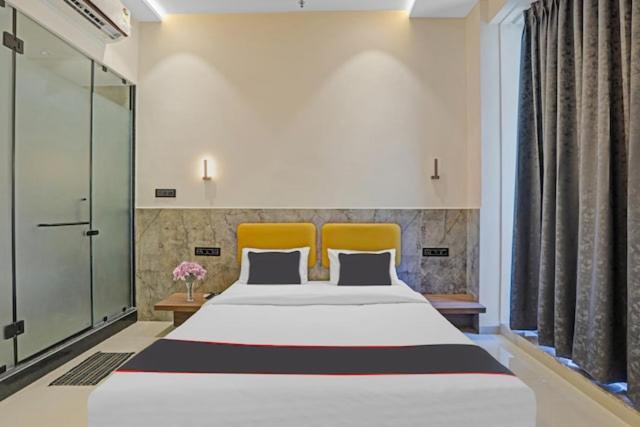 Hotel Gold Palace Inn Surate Extérieur photo