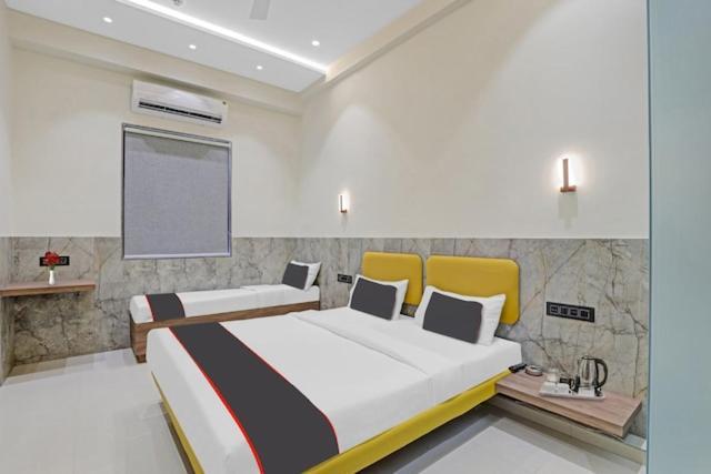 Hotel Gold Palace Inn Surate Extérieur photo