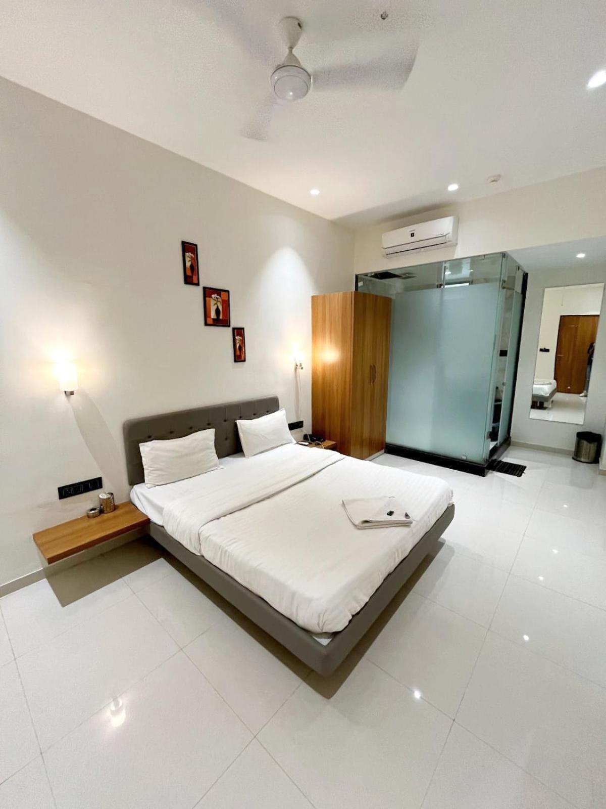 Hotel Gold Palace Inn Surate Extérieur photo