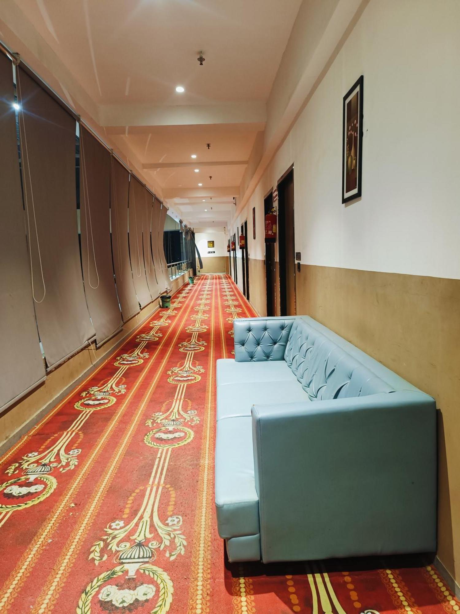 Hotel Gold Palace Inn Surate Extérieur photo