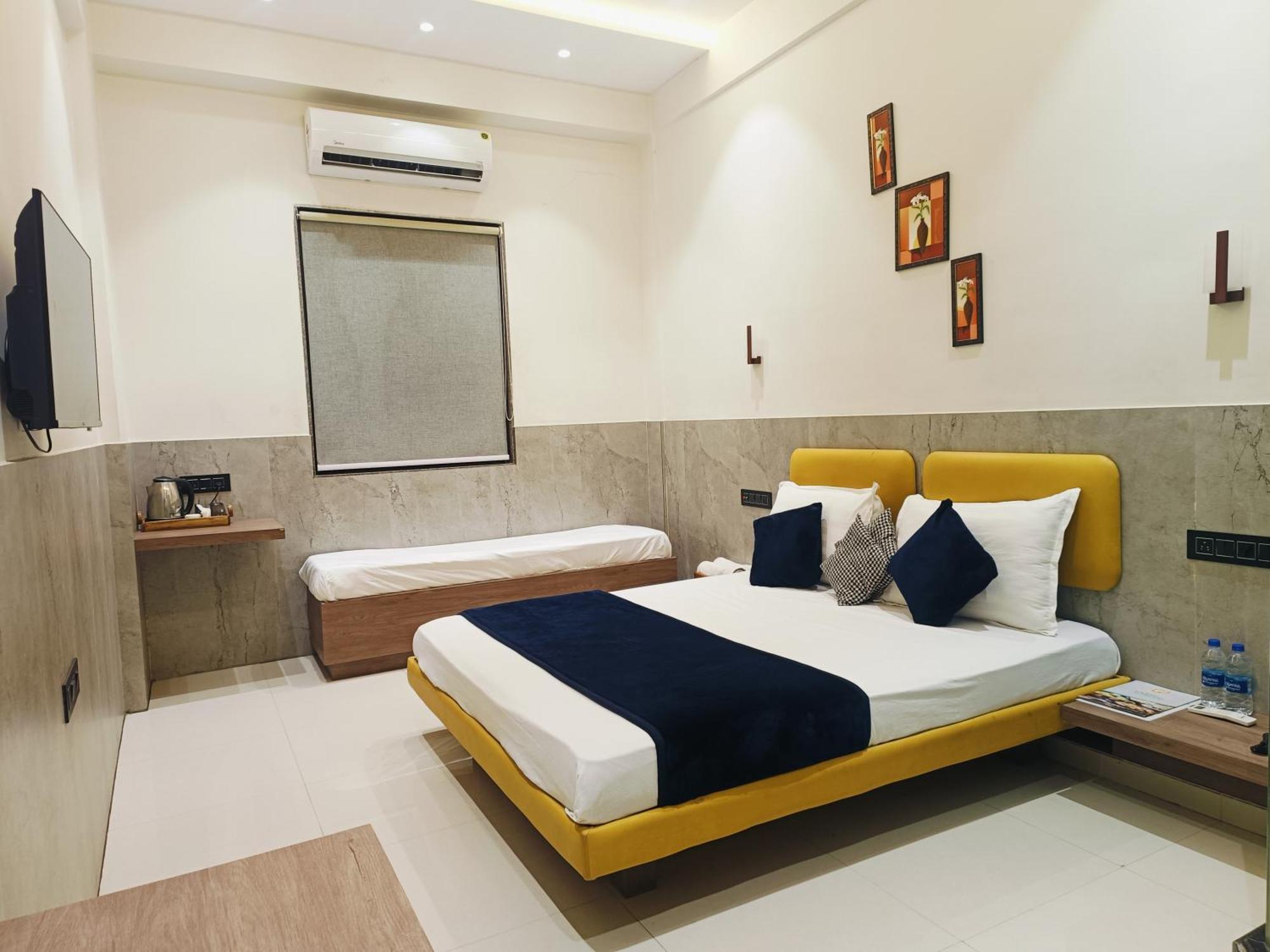 Hotel Gold Palace Inn Surate Extérieur photo