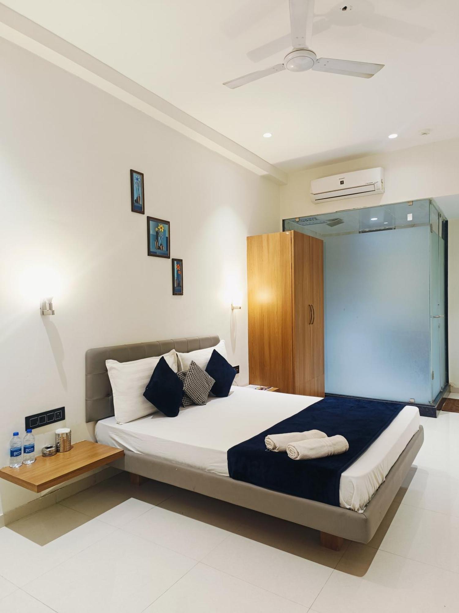 Hotel Gold Palace Inn Surate Extérieur photo
