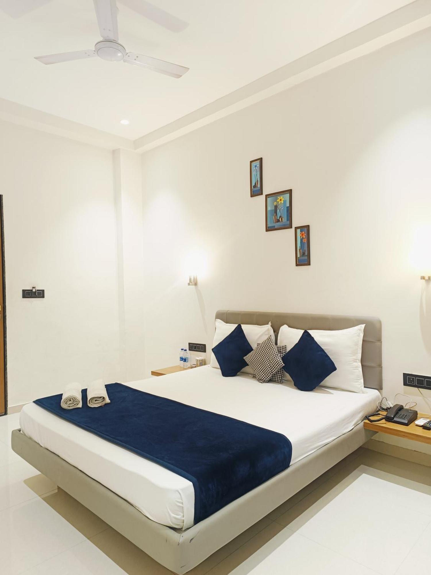 Hotel Gold Palace Inn Surate Extérieur photo