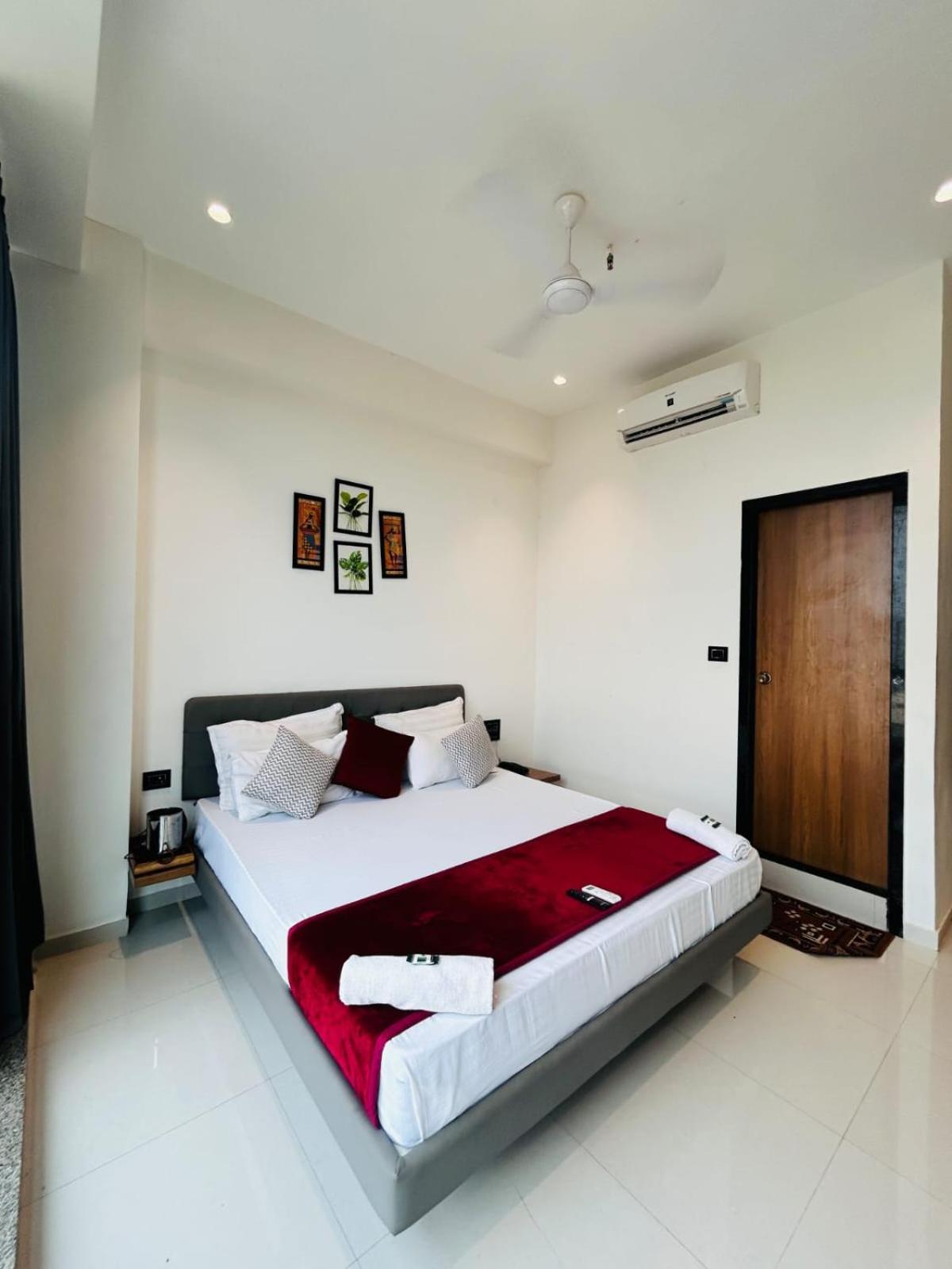Hotel Gold Palace Inn Surate Extérieur photo