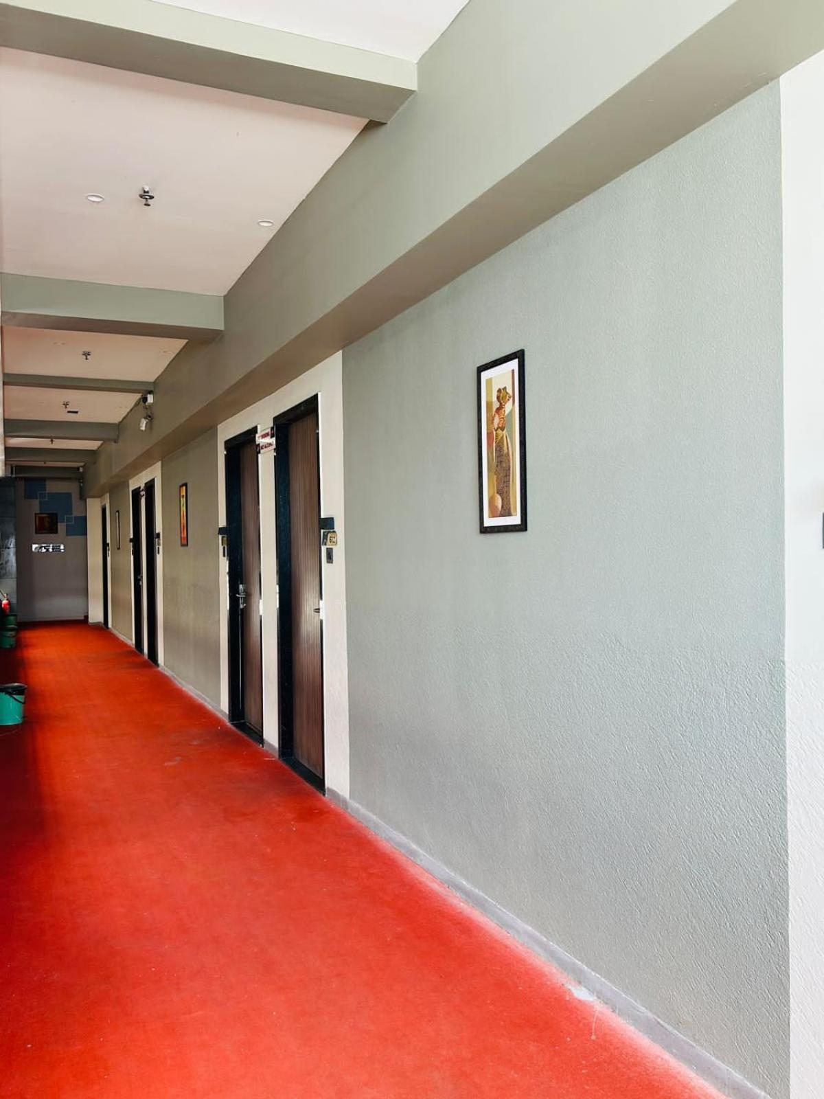 Hotel Gold Palace Inn Surate Extérieur photo